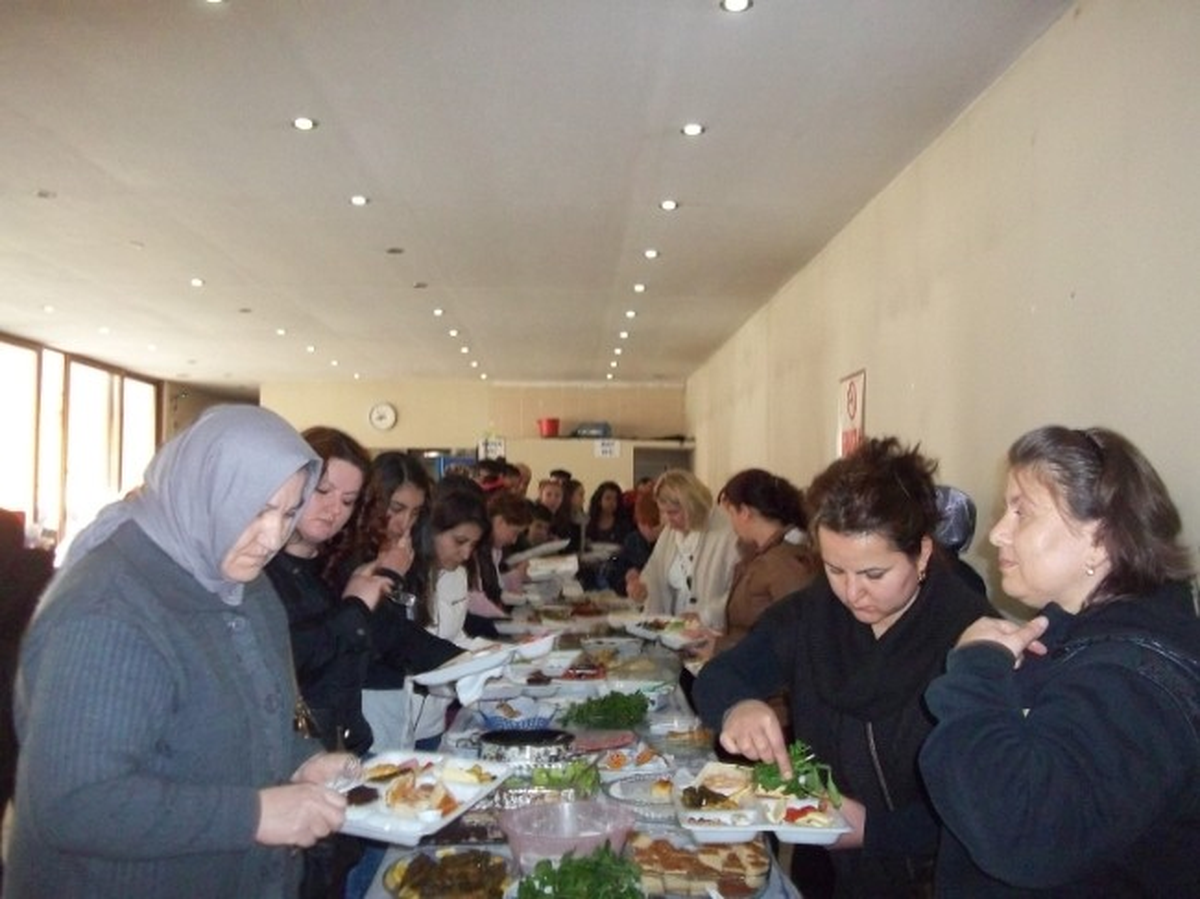 Gökçebey Ortaokulu\'ndan Dayanışma Kahvaltısı