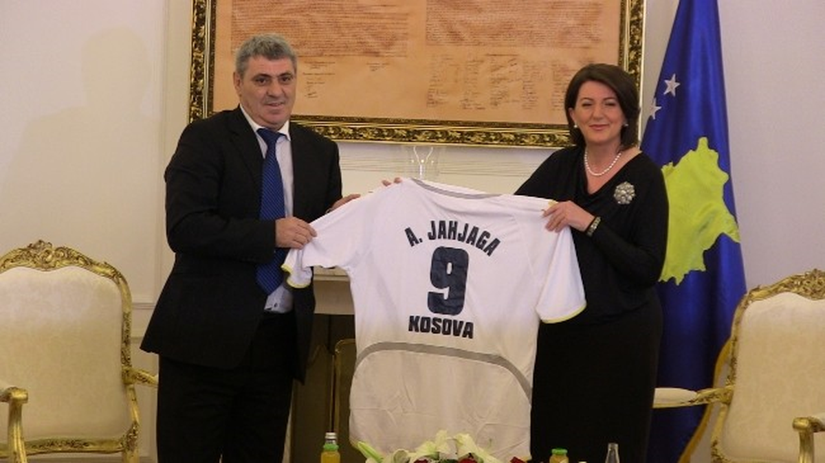 İlk Kez Uluslararası Maç Yapacak Kosova Milli Takımı, Cumhurbaşkanı Jahjaga\'yı Ziyaret Etti