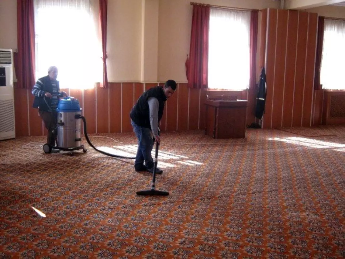 İzmit\'te İbadethaneler Düzenli Olarak Temizleniyor