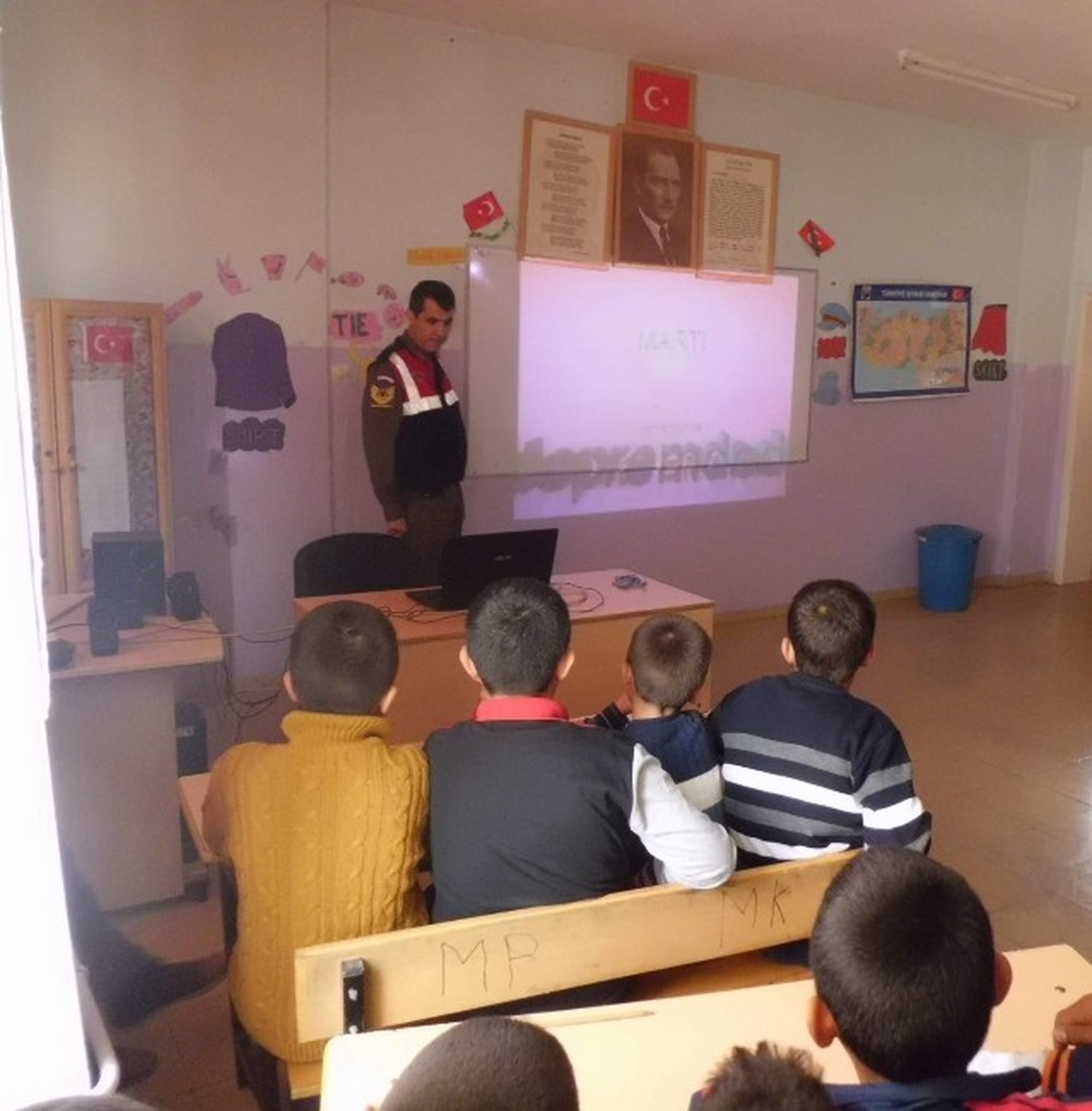Jandarma Okullarda Depremi Anlattı