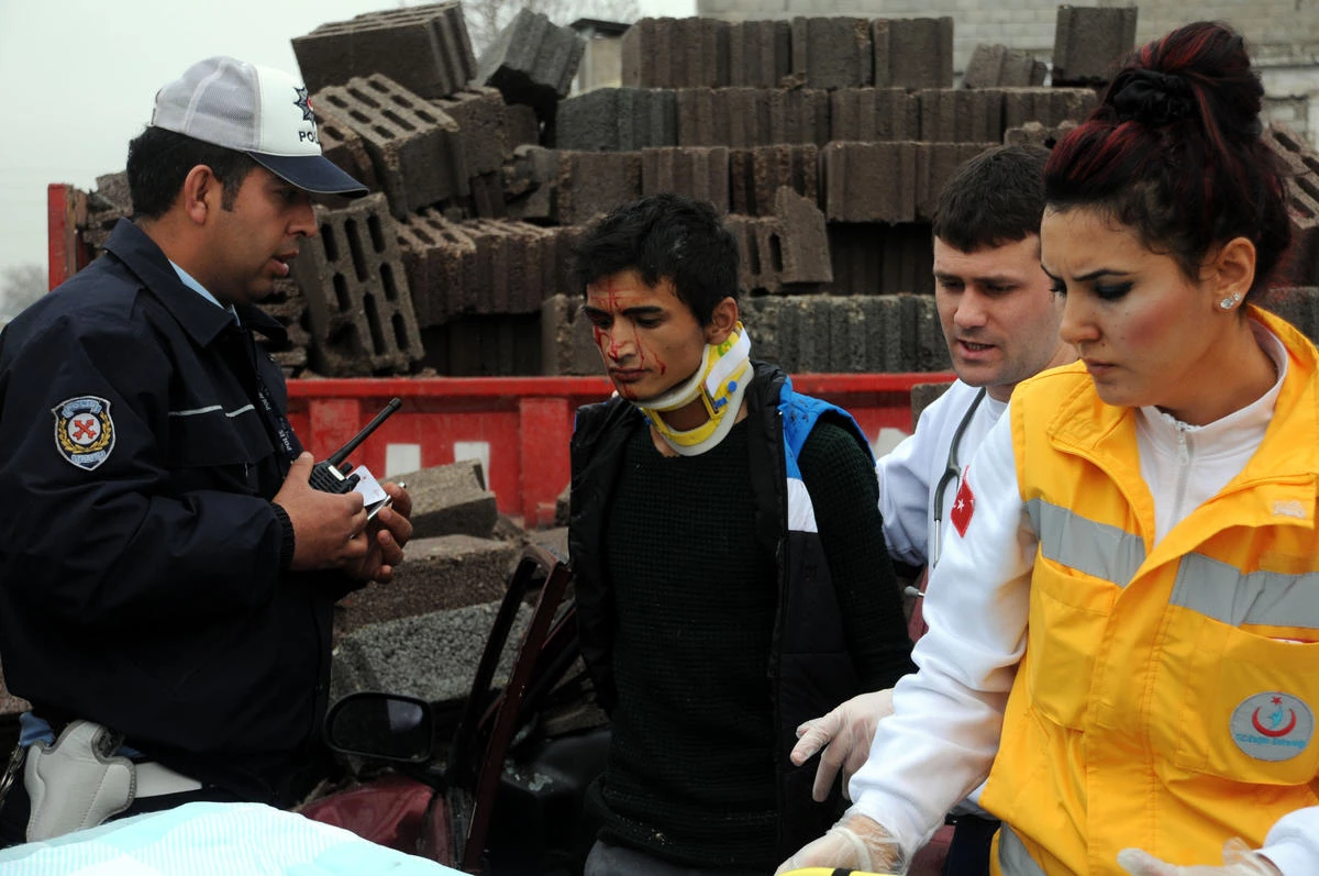 Kahramanmaraş\'ta Traktör ile Otomobil Çarpıştı: 2 Yaralı