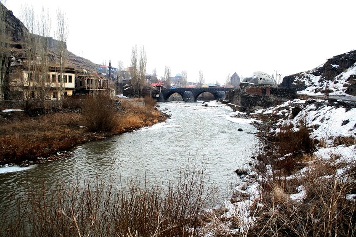 Kars Çayı\'nın Buzları Çözülmeye Başladı