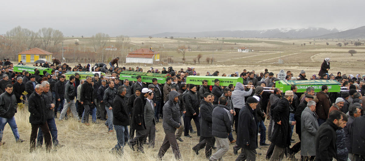 Baba Cinnetinin Kurbanları Yan Yana Toprağa Verildi