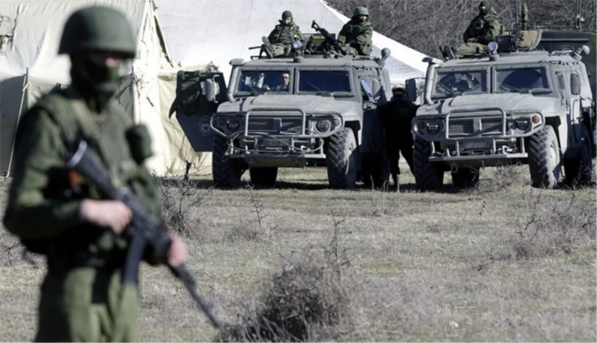 Rusya Askerleri Ukraynalı Askerlere Uyarı Ateşi Açtı