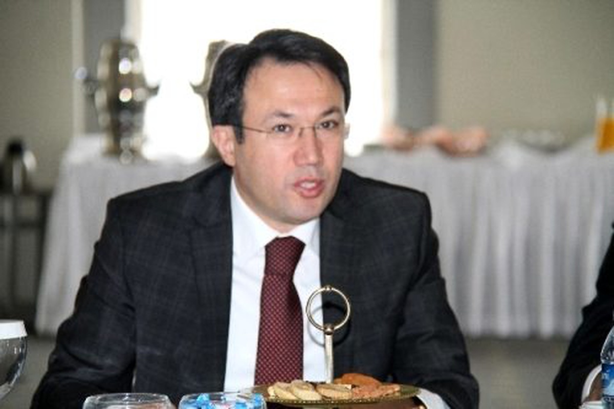 Erzincan Valisi Akdemir, İl Genel Meclisi Üyelerine Plaket Verdi