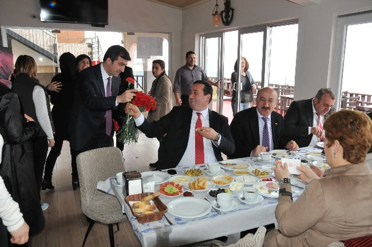 MHP\'li ve AK Parti\'li Başkan Adayları Okul Aile Birliği Etkinliğinde Bir Araya Geldi