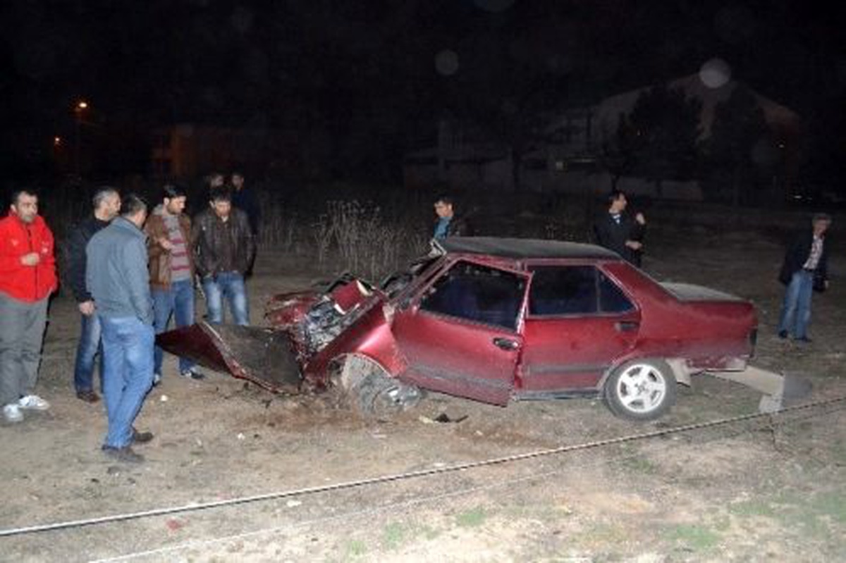 Otomobil Elektrik Direğine Çarptı: 4 Yaralı