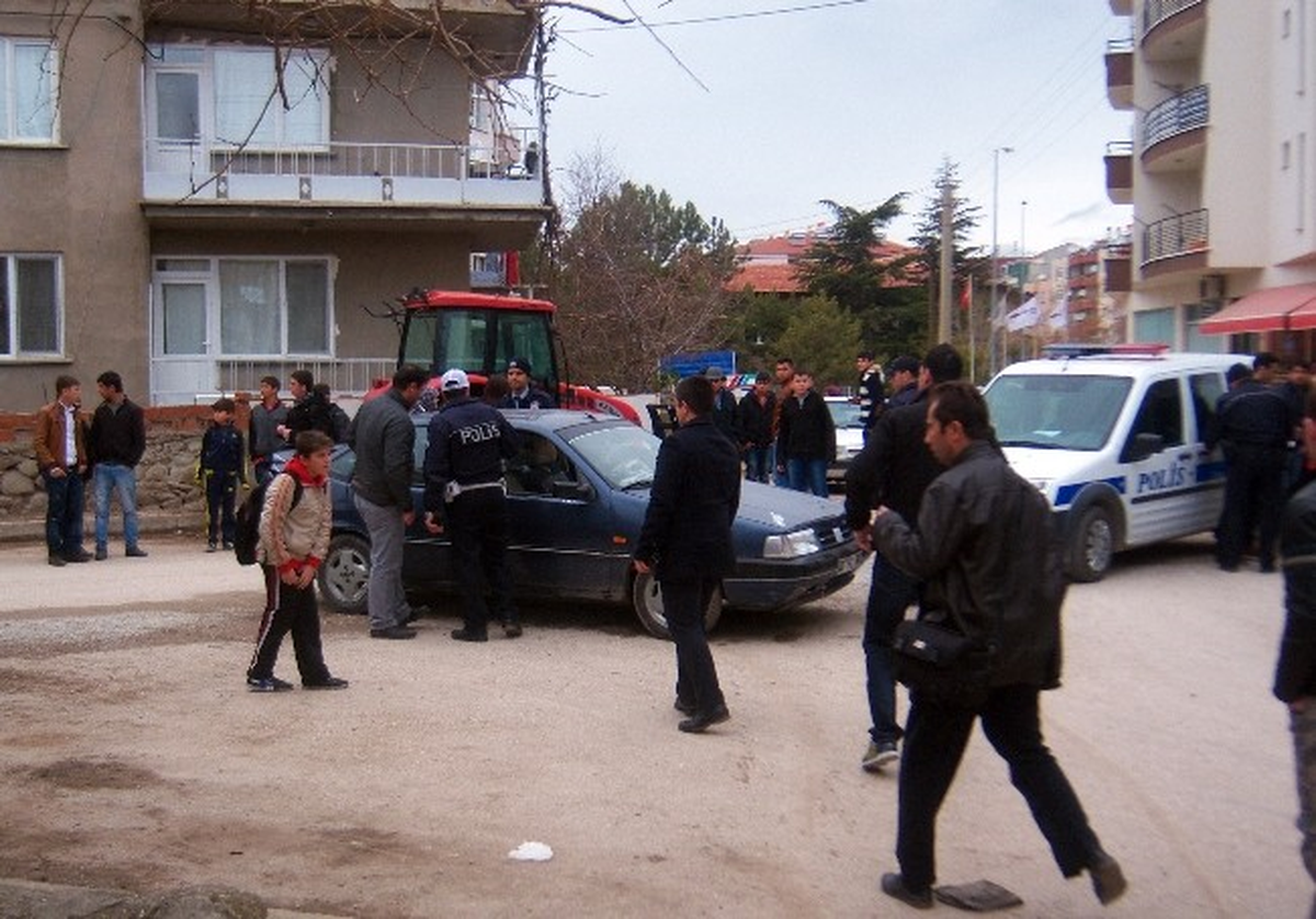 Otomobil, Kaldırımda Yürüyen Öğrencilere Çarptı: 2 Yaralı