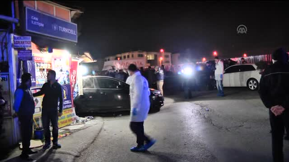 Polisten kaçarken dükkana girdiler -