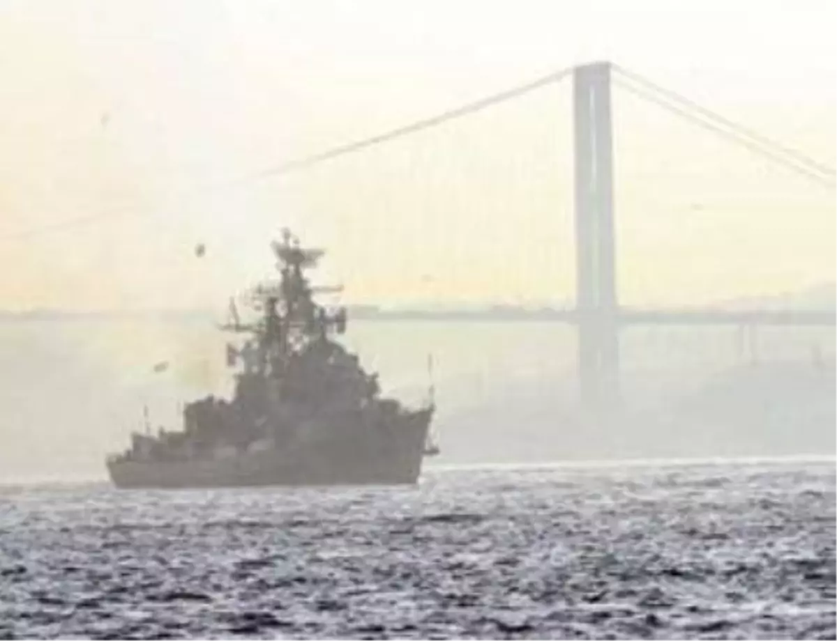 Rus Savaş Gemileri İstanbul Boğazından Geçti