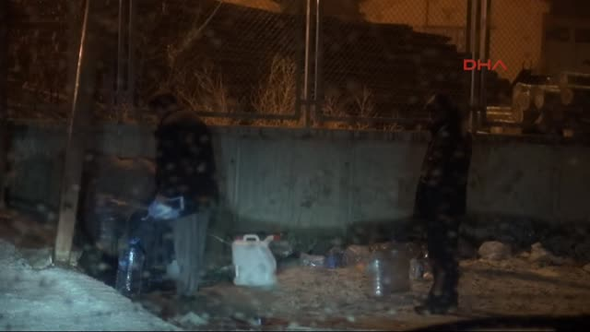 Seçim Bayrakları Sulu Kara Dayanamadı