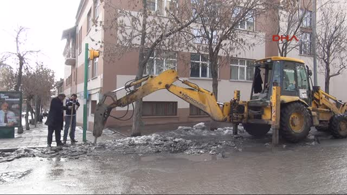 Sokaktaki Buzları İş Makineleri ile Kırılıyor