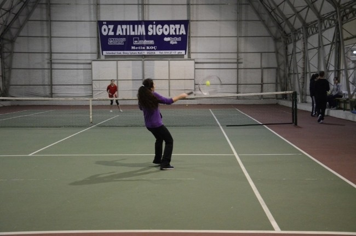 Tenis Müsabakaları Nefes Kesiyor