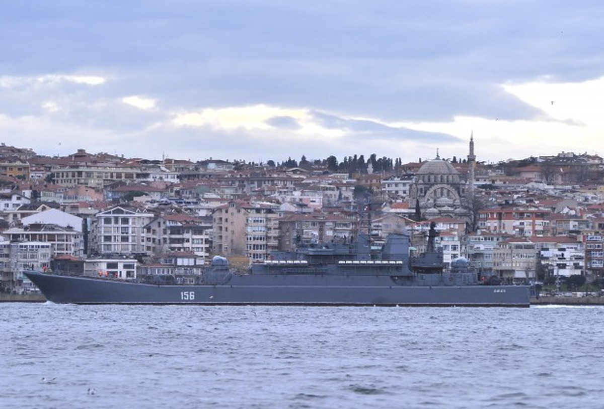 Ukrayna Donanması\'na Ait Gemi İstanbul Boğazı\'ndan Geçti