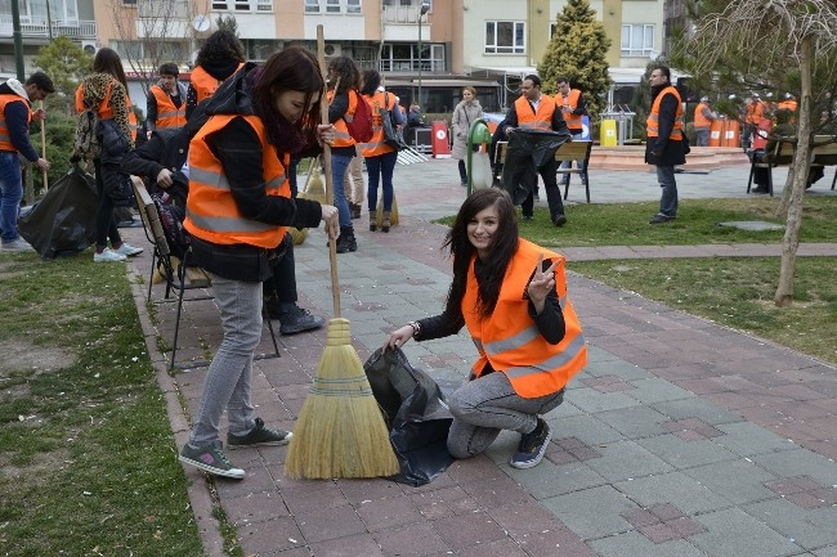 5 Farklı Ülkeden Gelip Eskişehir\'de Çöp Topladılar