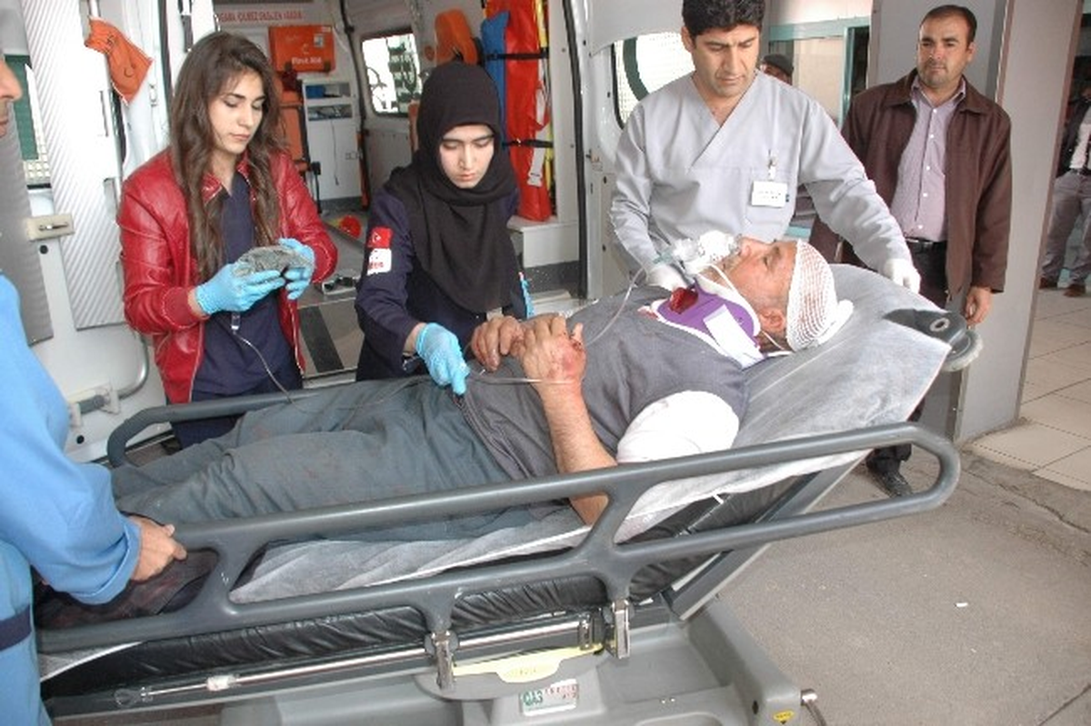 Adıyaman\'da Otomobil Uçuruma Yuvarlandı: 3 Yaralı