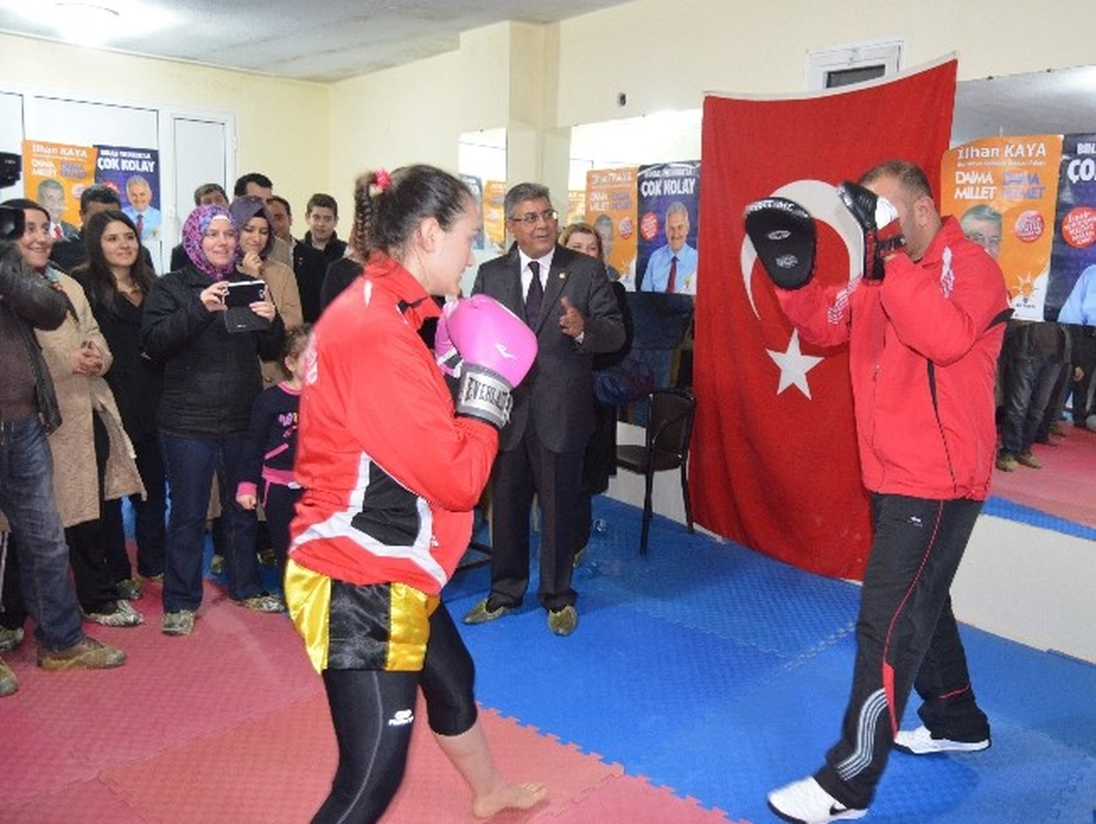 Ak Partili Kaya, Bornovalı Şampiyonları Ziyaret Etti