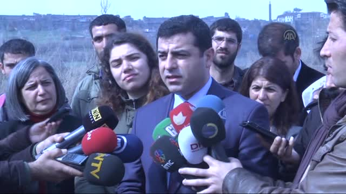 BDP Genel Başkanı Demirtaş, Hevsel Bahçelerinde gazetecilerin sorularını yanıtladı - (2)
