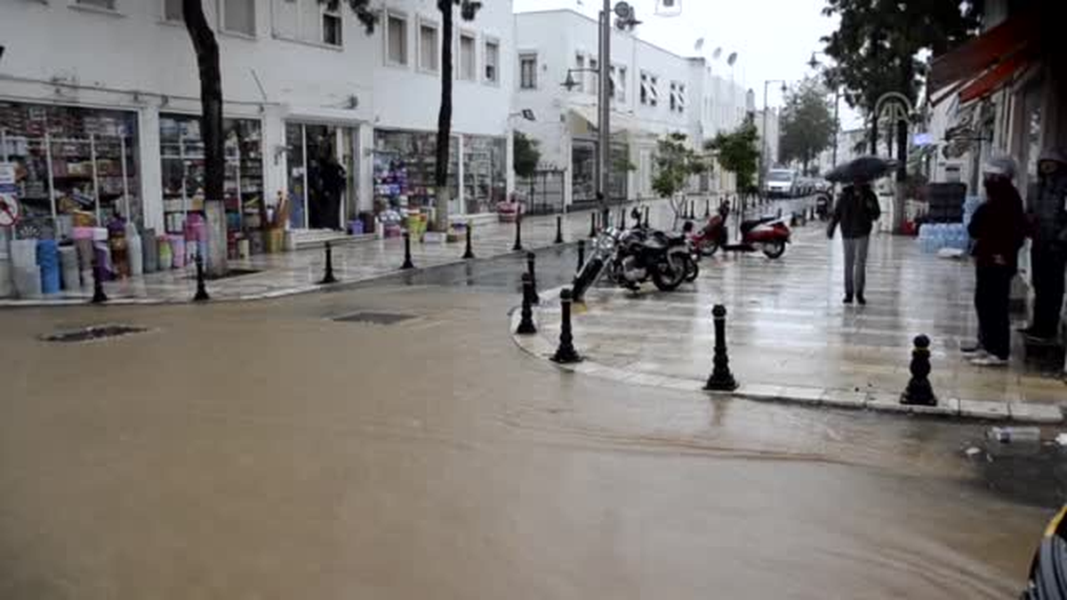 Bodrum\'da fırtına ve sağanak etkili oluyor -