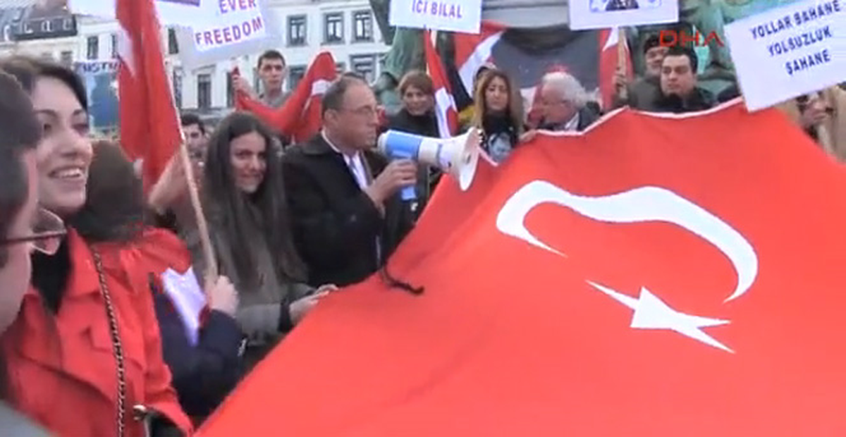 Brüksel\'de AP Önünde "Yolsuzluğa Hayır" Protestosu