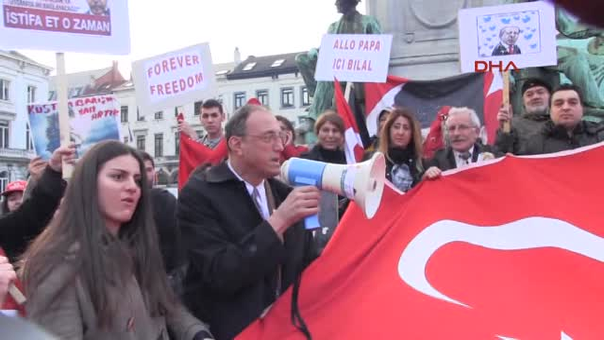 Brüksel\'de AP Önünde Yolsuzluğa Hayır Gösterisi