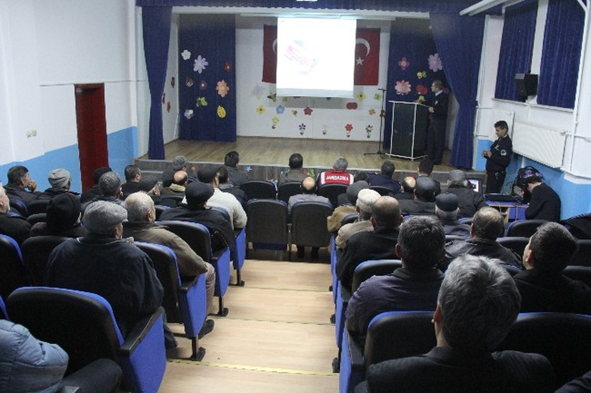 Çiftçilere Traktör Kullanma Dersi