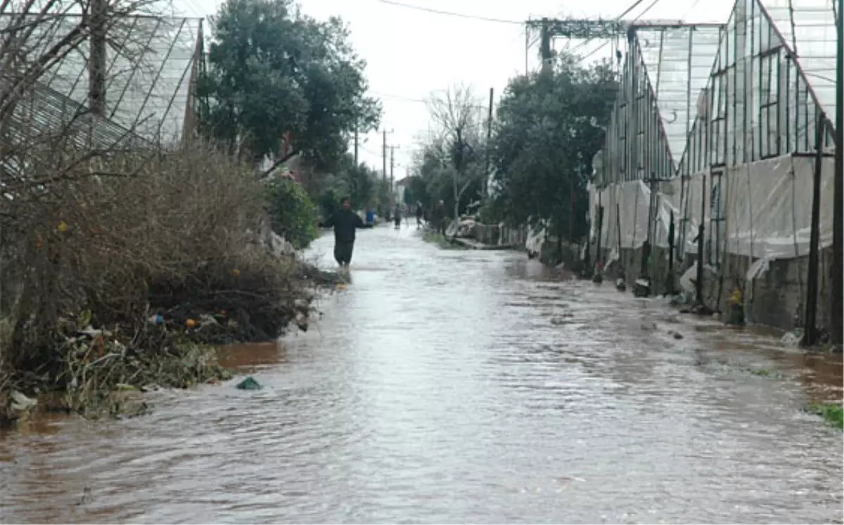 Demre\'de Sağanak Yağış