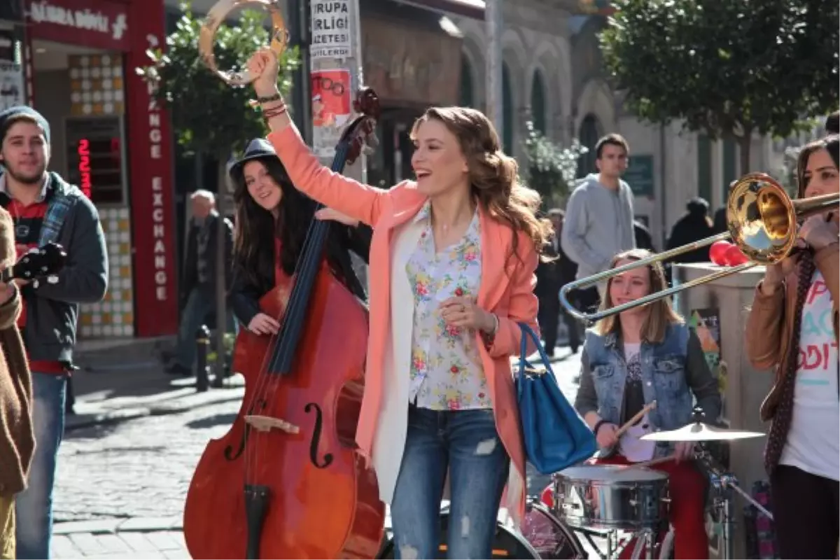 Elidor Işıltısı Serenay Sarıkaya ile Göz Kamaştırıyor