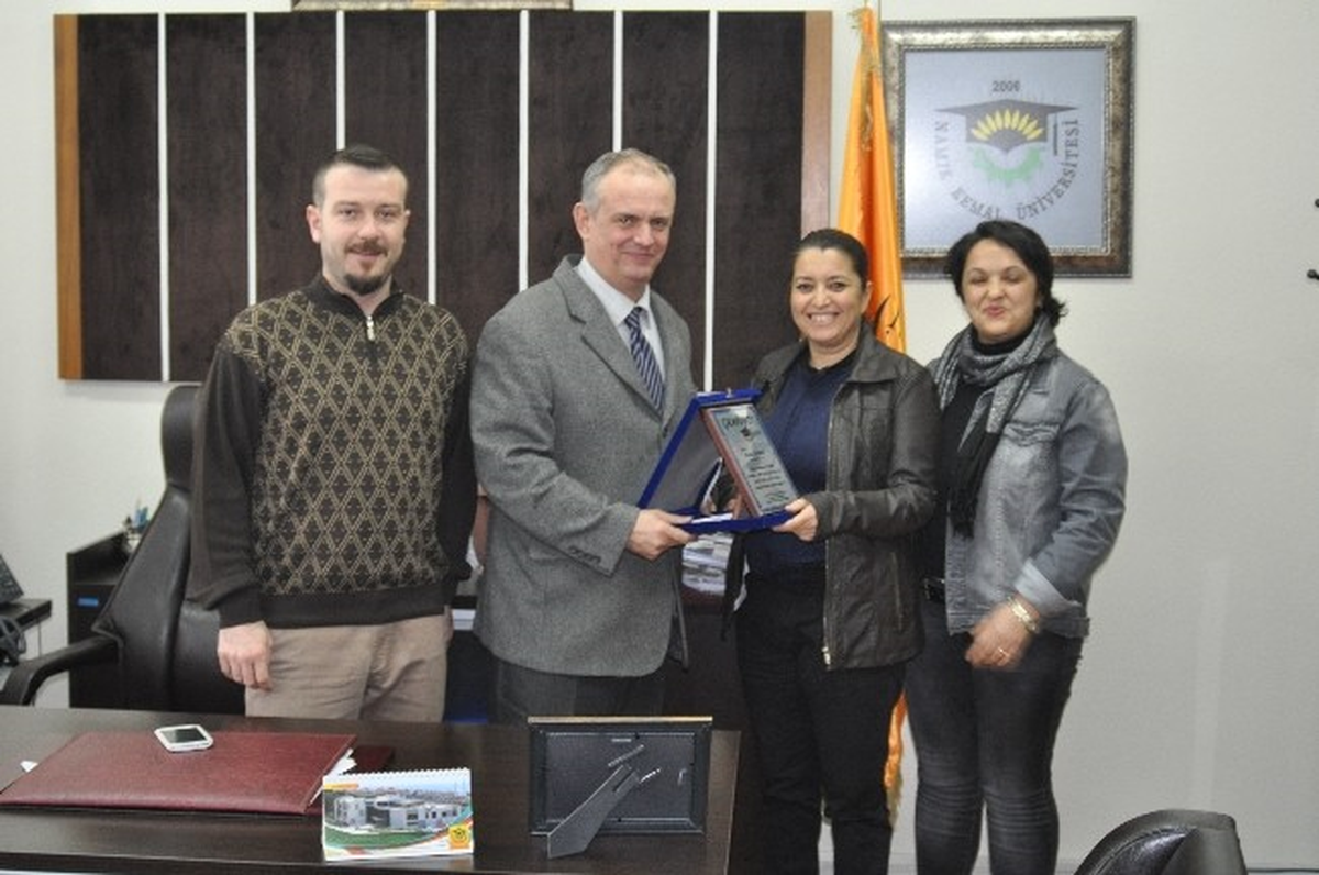 Emektar Akademisyenlere Plaketli Teşekkür