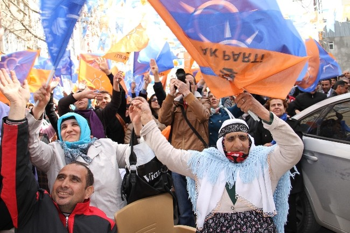 Emrullah İşler\'den \'Çete\' Benzetmesi