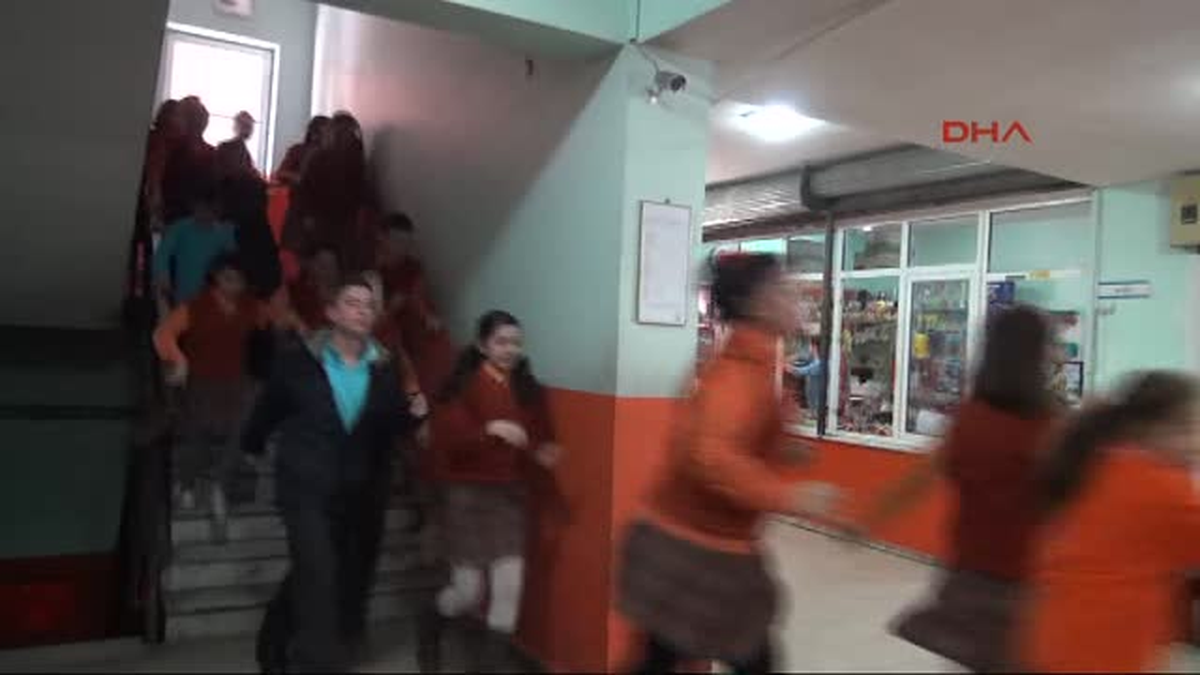Enkazdan Çıkan Öğretmen Deprem Tatbikatı Düzenledi