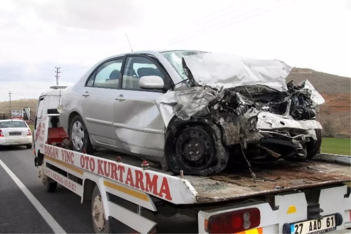 Gaziantep\'te Kamyonet ile Otomobil Çarpıştı 1 Ölü, 6 Yaralı