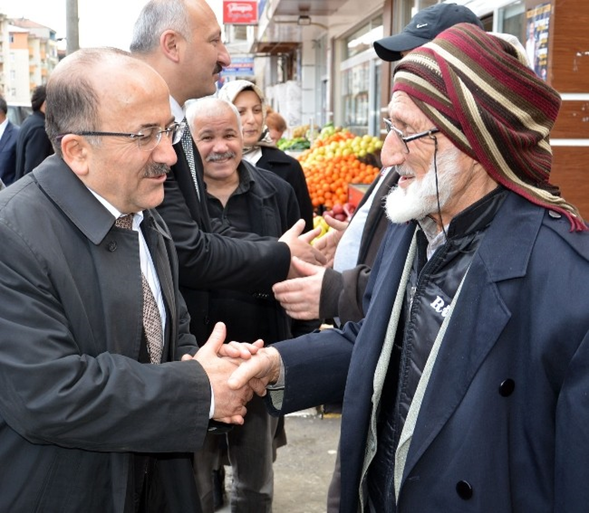 Gümrükçüoğlu Sıkılmadık El Bırakmıyor