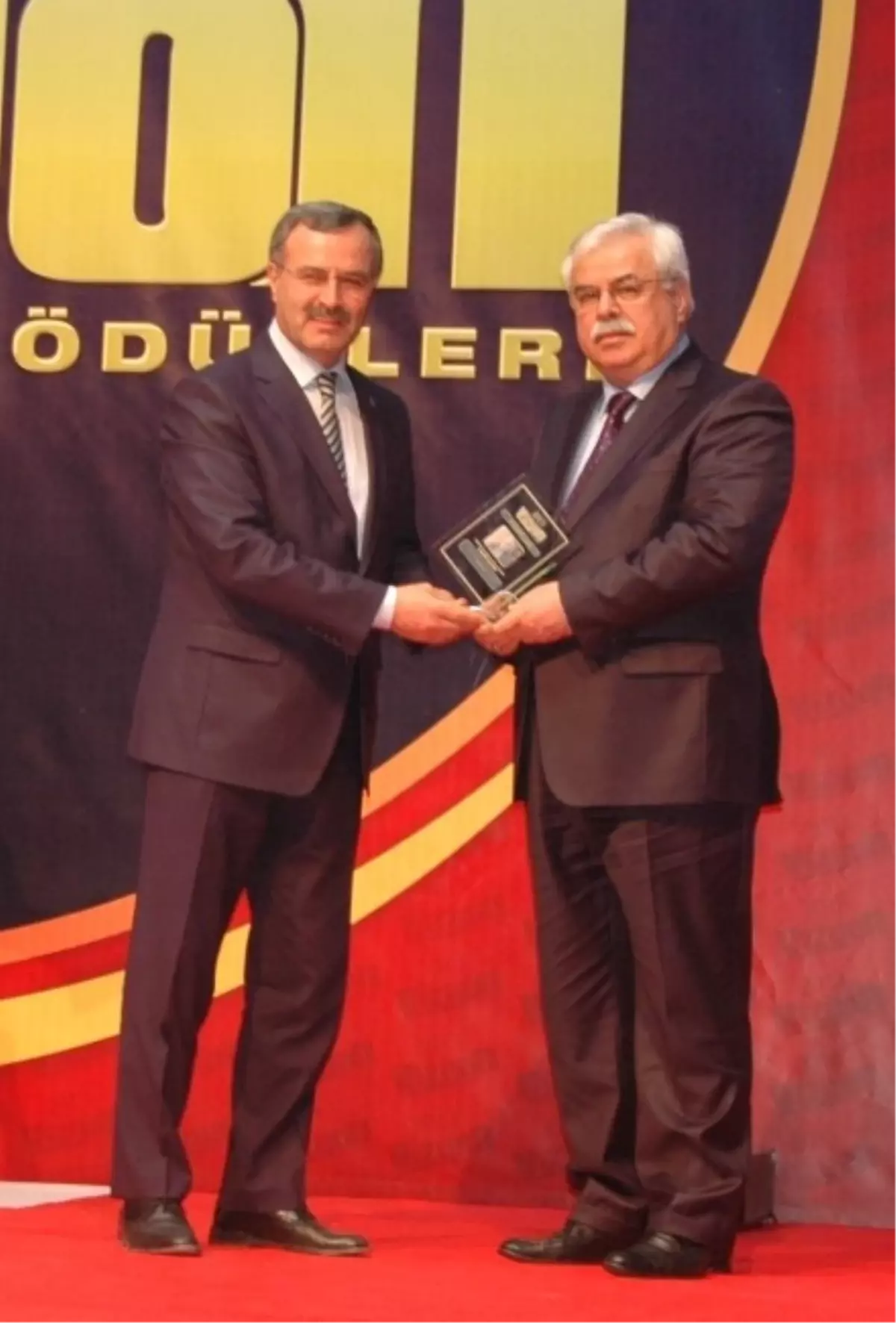 Haşim Şahin'e Üstün Hizmet ve Başarı Ödülü