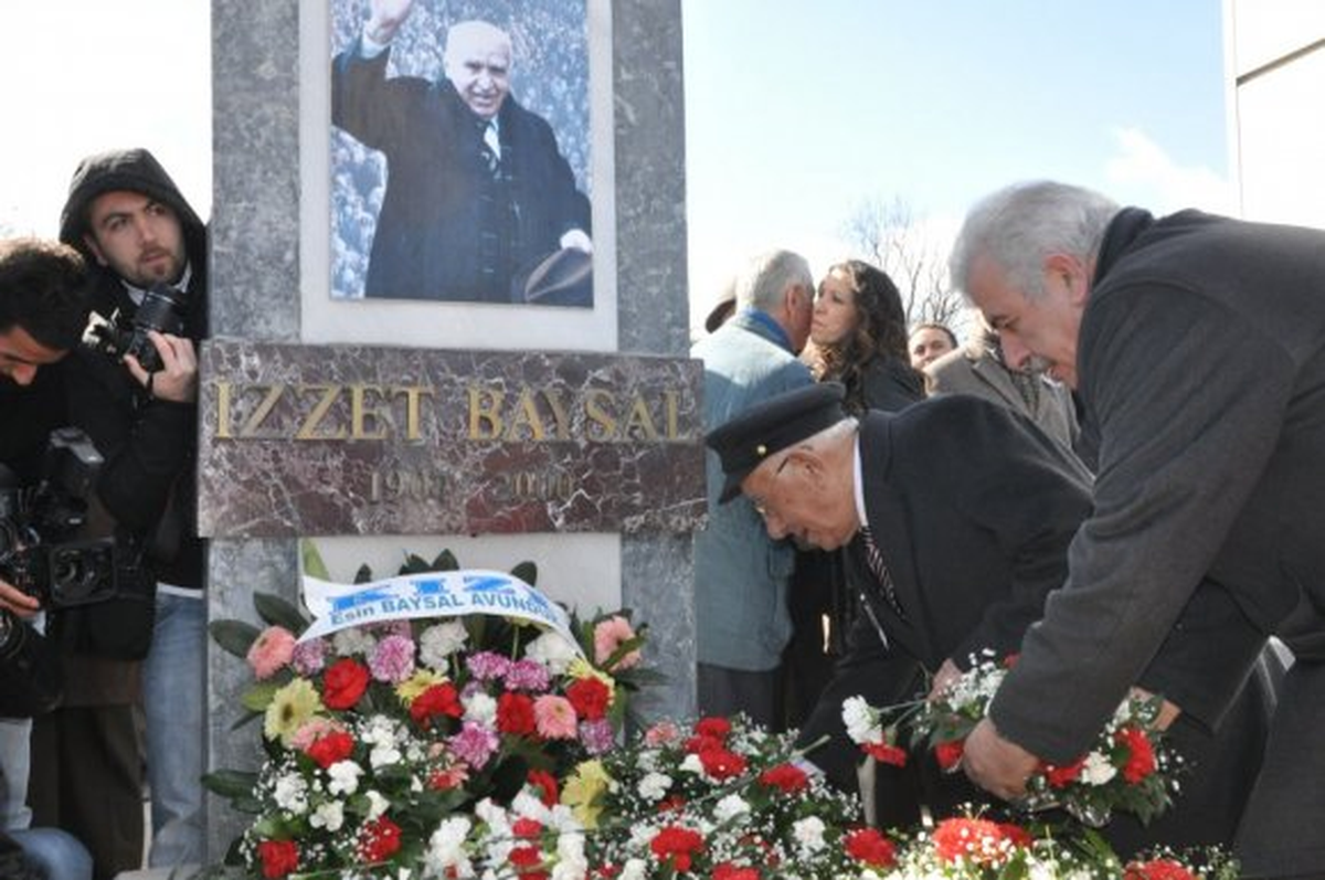 Hayırsever İşadamı İzzet Baysal Mezarı Başında Anıldı