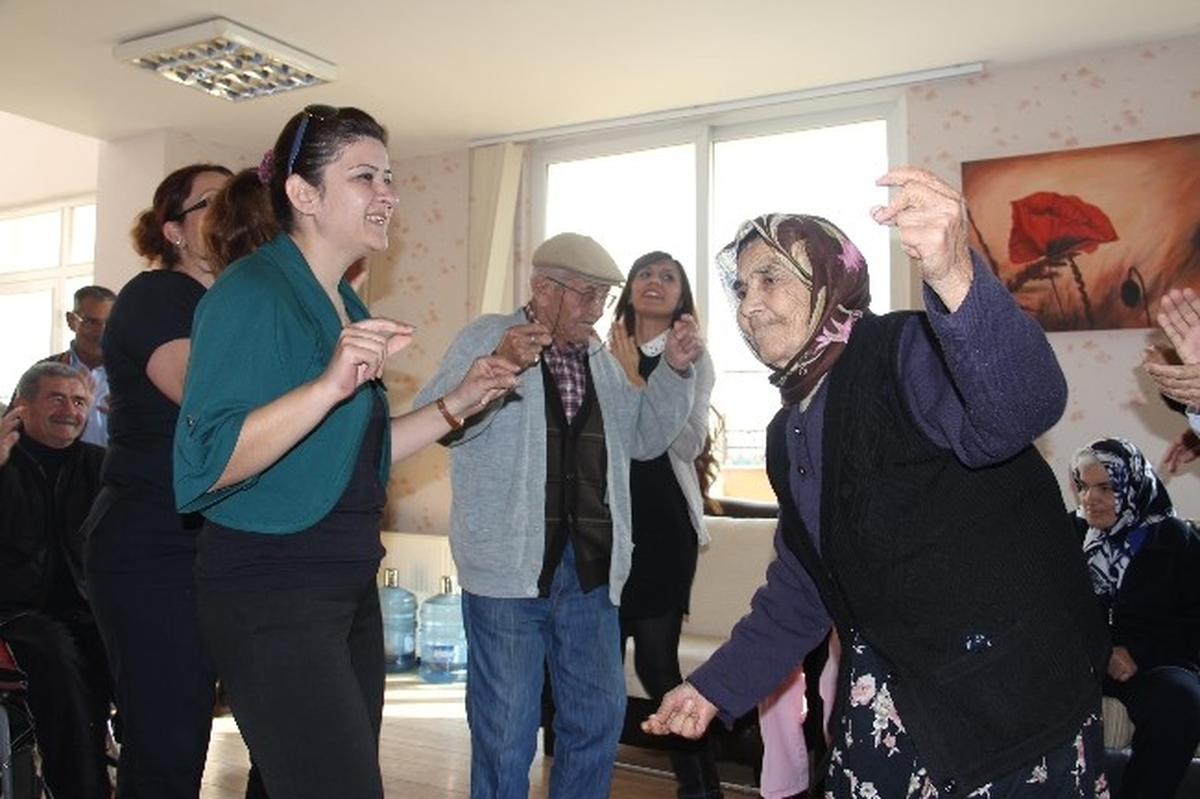 Huzurevinden Yaşlılara Doğum Günü Sürprizi