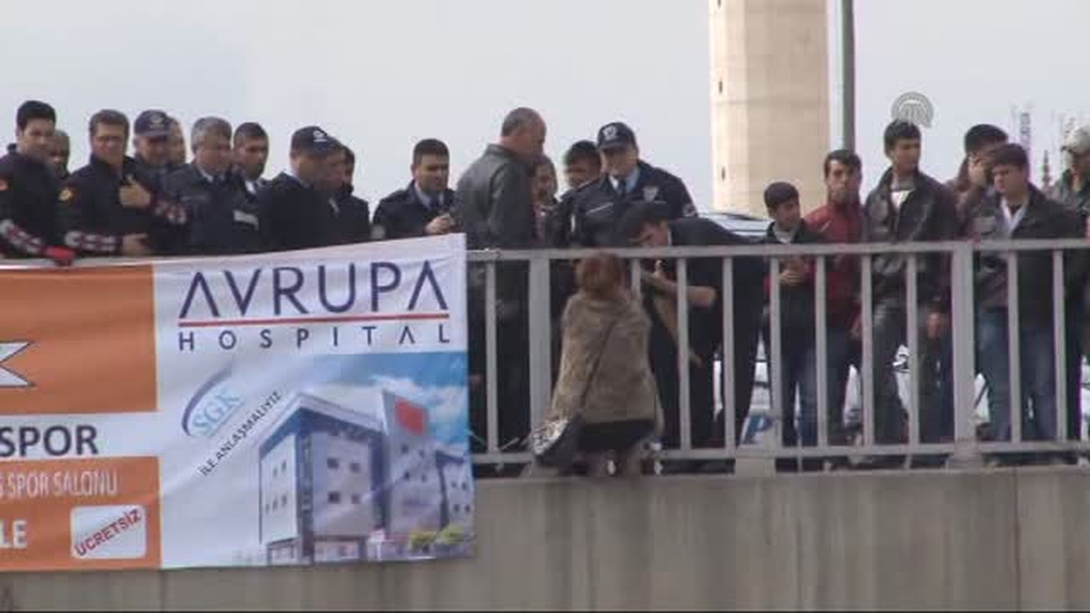 Adana\'da İntihar Etmek İsteyen Kadını Polis Kurtardı