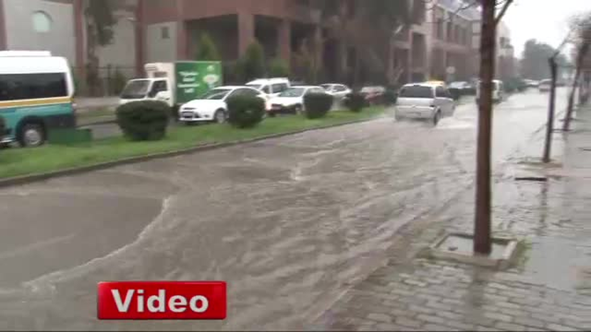İzmir\'de Sağanak Yağış Yollarda Küçük Göletler Oluşturdu