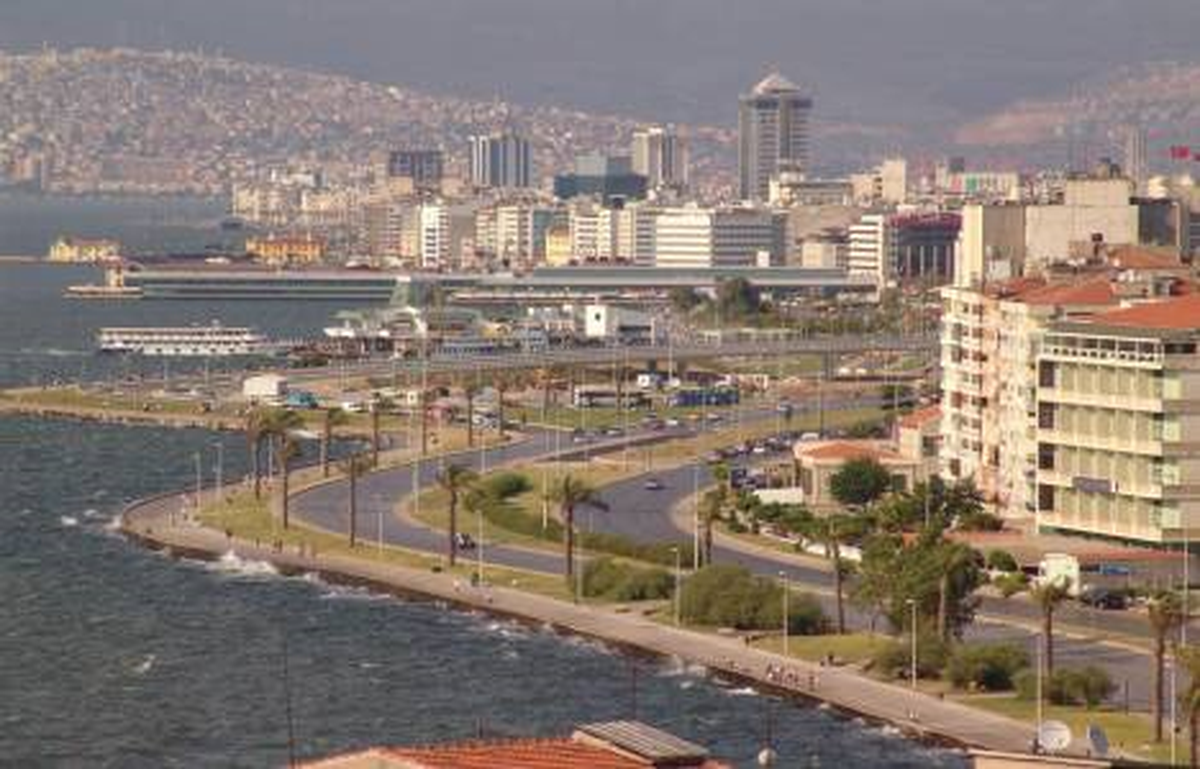 İzmir\'deki Eski Sümerbank Arazisinin Mülkiyet Devri Tartışmaları