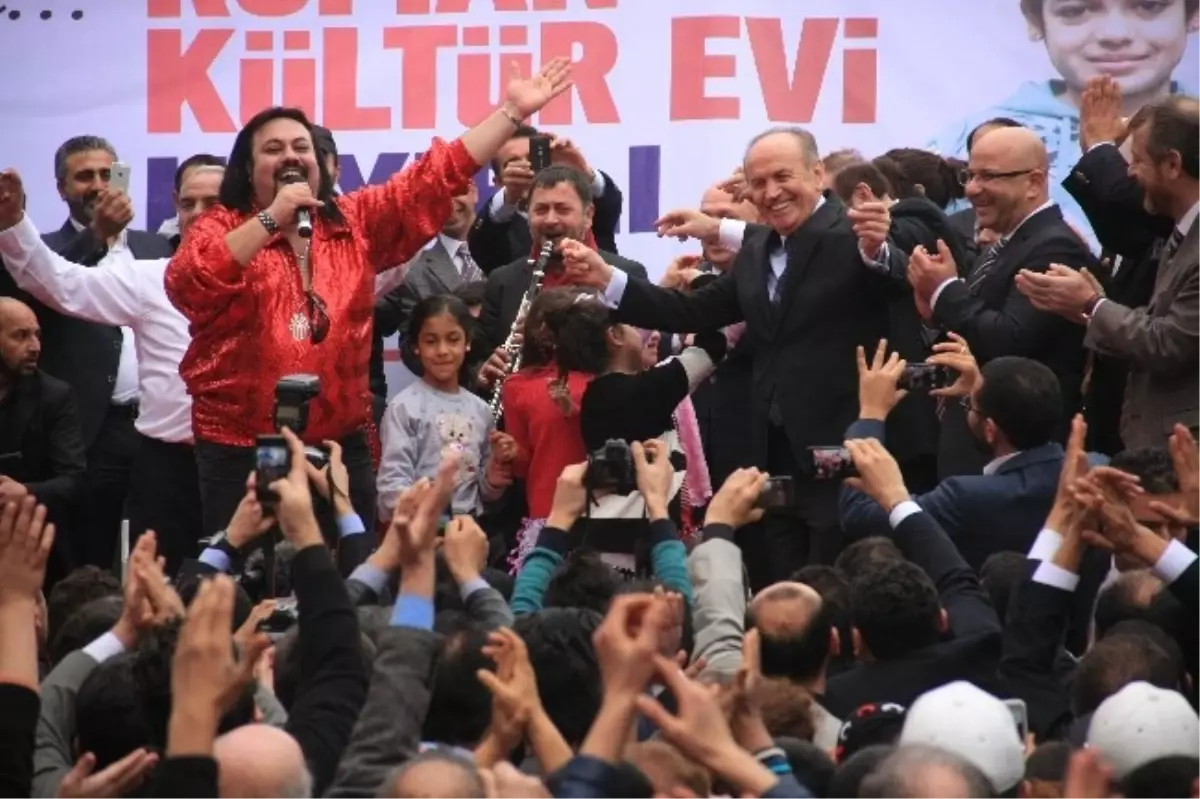 Topbaş\'tan Roman Kültür Evi Açılışında Çiftetelli Şov