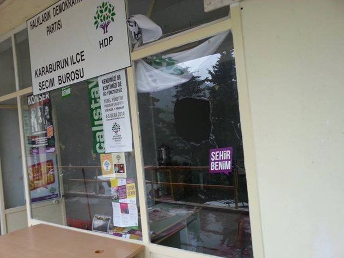 Karaburun Hdp Bürosuna Taşlı Saldırı!