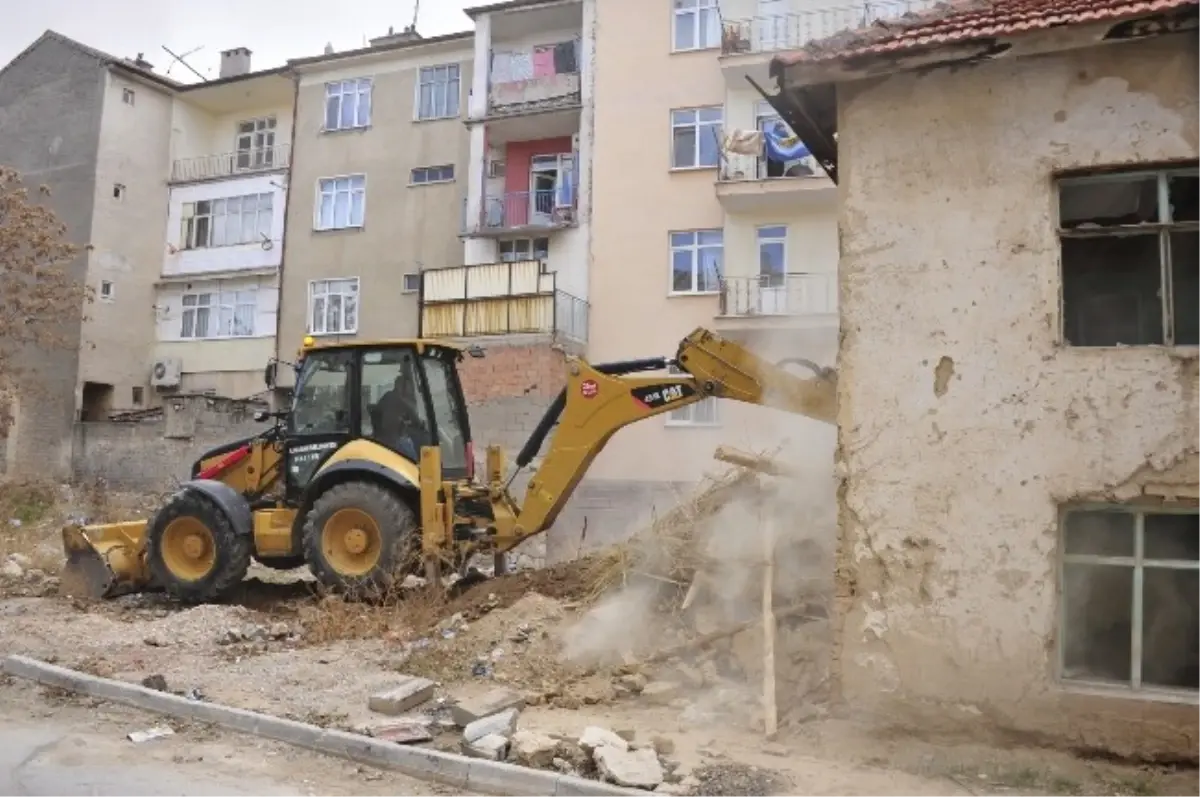 Karaman Belediyesi Metruk Binaları Yıkıyor