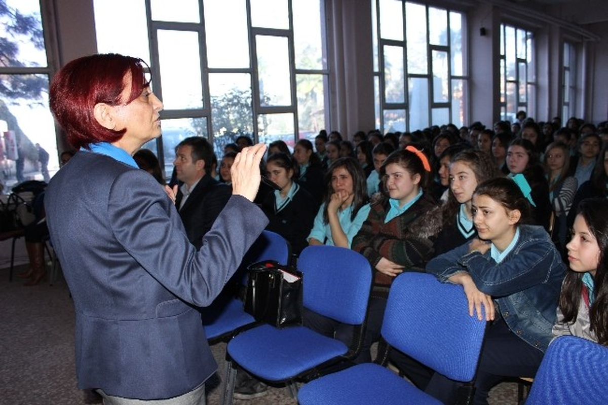 Kız Meslek Lisesi Öğrencilerine Sigara ve Madde Bağımlılığı Anlatıldı