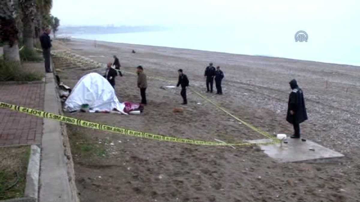 Konyaaltı Plajında Erkek Cesedi Bulundu