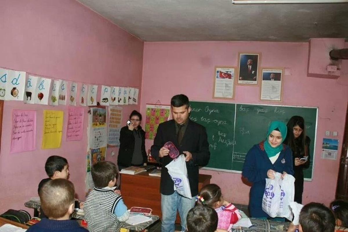 Köy Okullarına Yardı