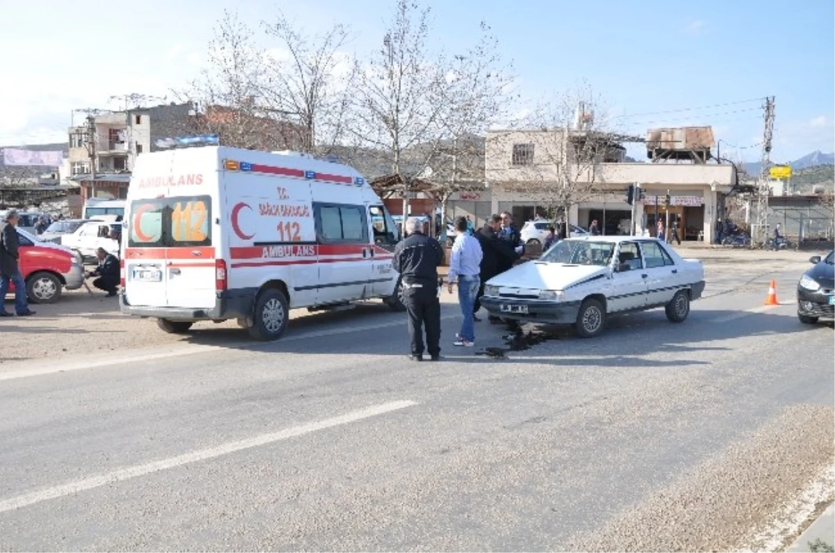 Kozan\'da Trafik Kazası: 5 Yaralı