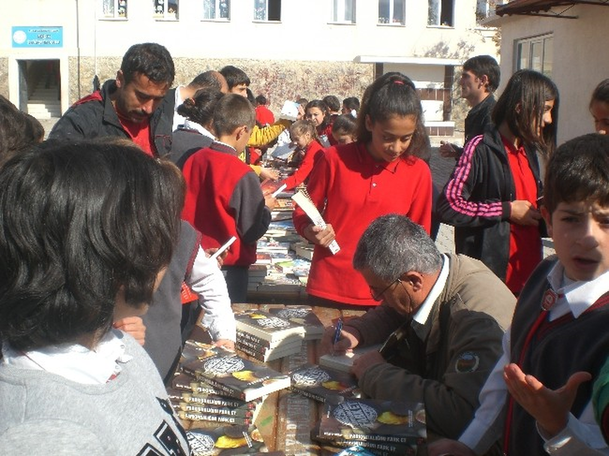 Manavgat\'tan Gündoğmuş\'a 350 Adet Kitap Bağışı