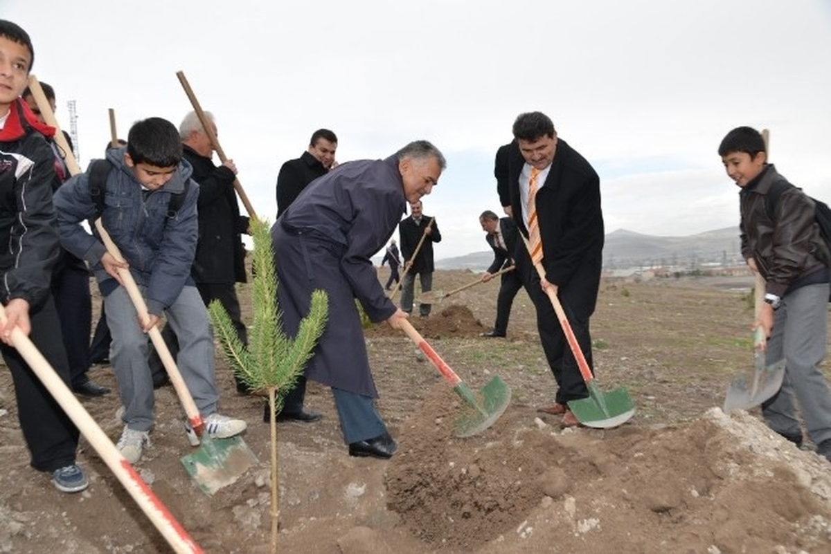 Melikgazi Belediyesi 3 Bin 500 Adet Çam ile 2 Bin Adet Meyve Fidanını Toprakla Buluşturdu