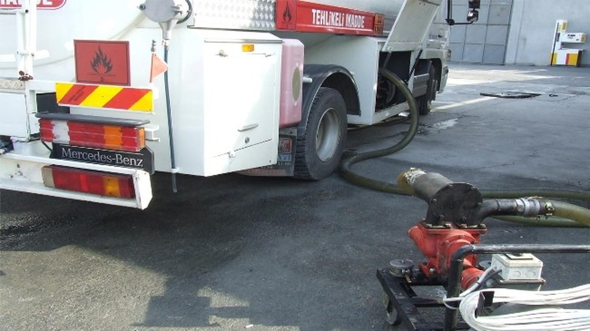 Mersin\'de Kaçak 69 Bin 400 Litre Mazot Ele Geçirildi
