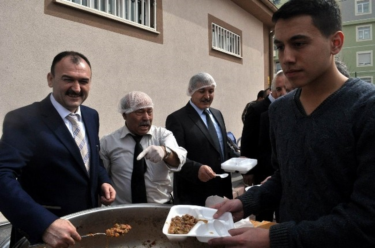 Milli Eğitim Müdürü Öğrencilere Etli Pilav İkram Etti